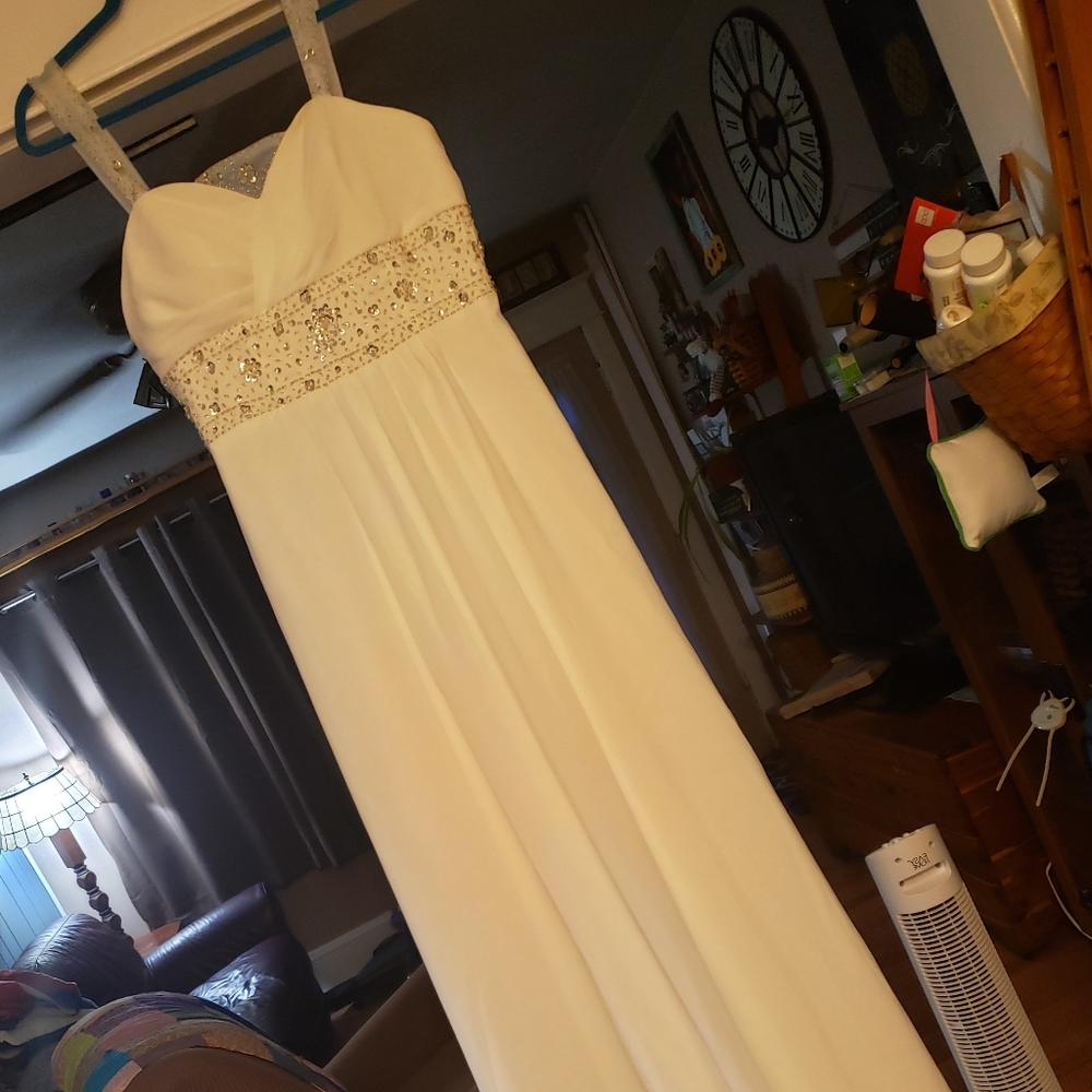 Wedding dress - Picture 2 of 6